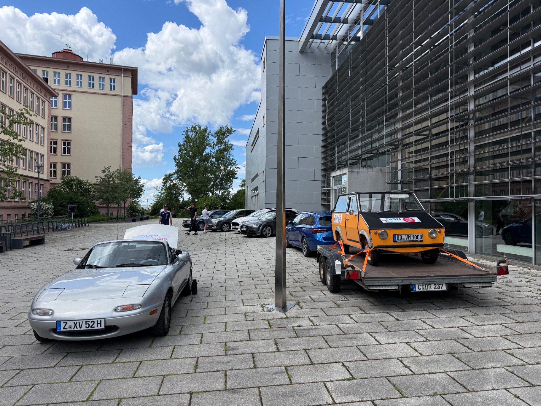 Horst auf dem Anhänger vor dem Lehr- und Laborgebäude, Kennzeichen DD VM 1000