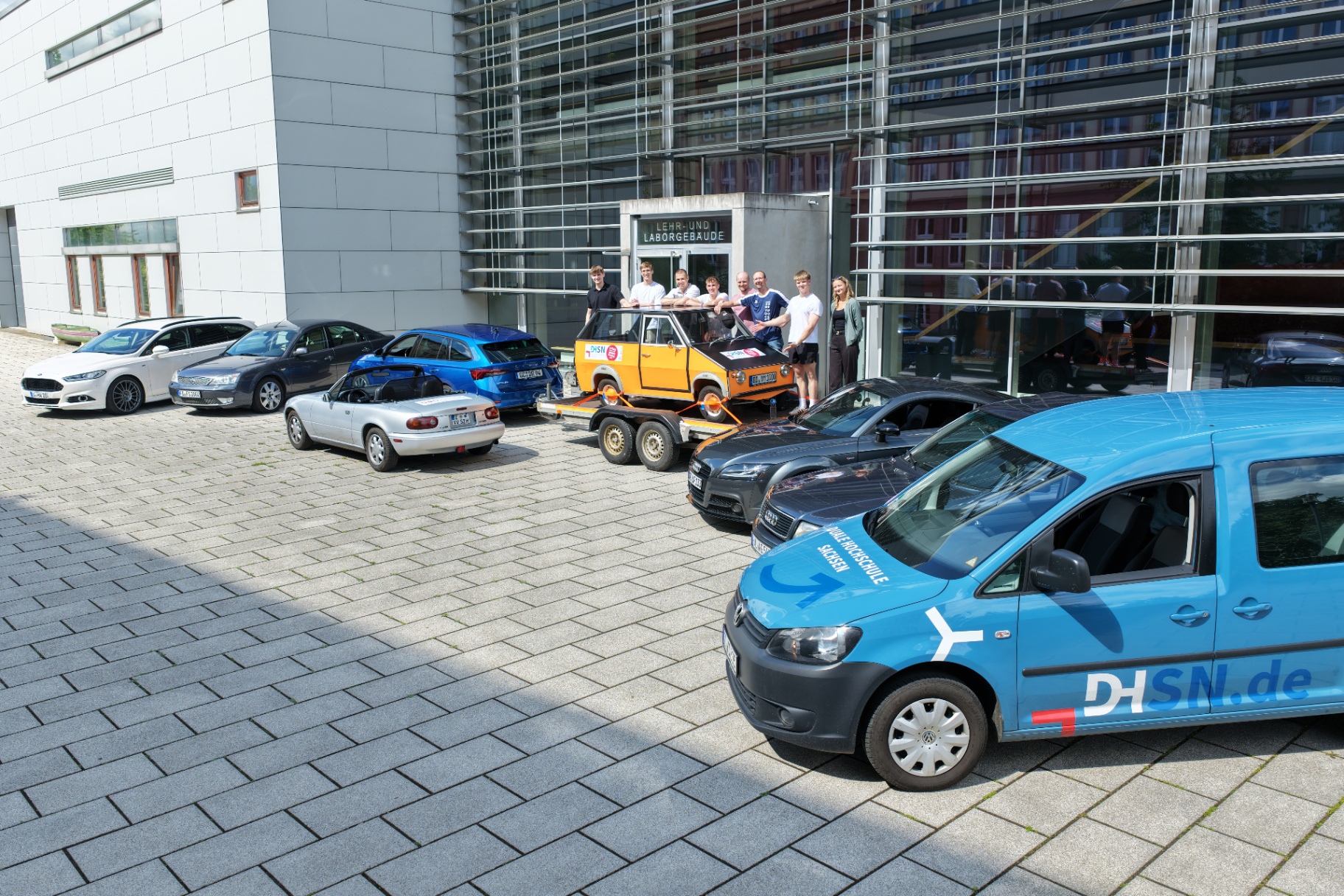 Horst und das Team vor dem Lehr- und Laborgebäude der DHSN Glauchau (Drohnenaufnahme)